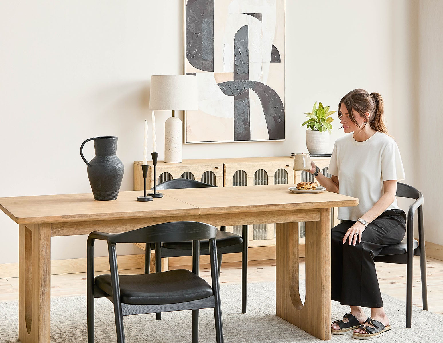 PRIYA table à rallonges en bois d'acacia 180-220 cm undefined
