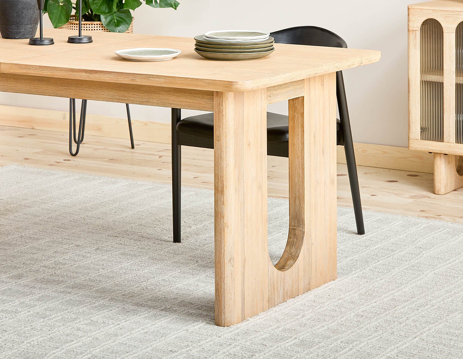PRIYA table à rallonges en bois d'acacia 180-220 cm undefined