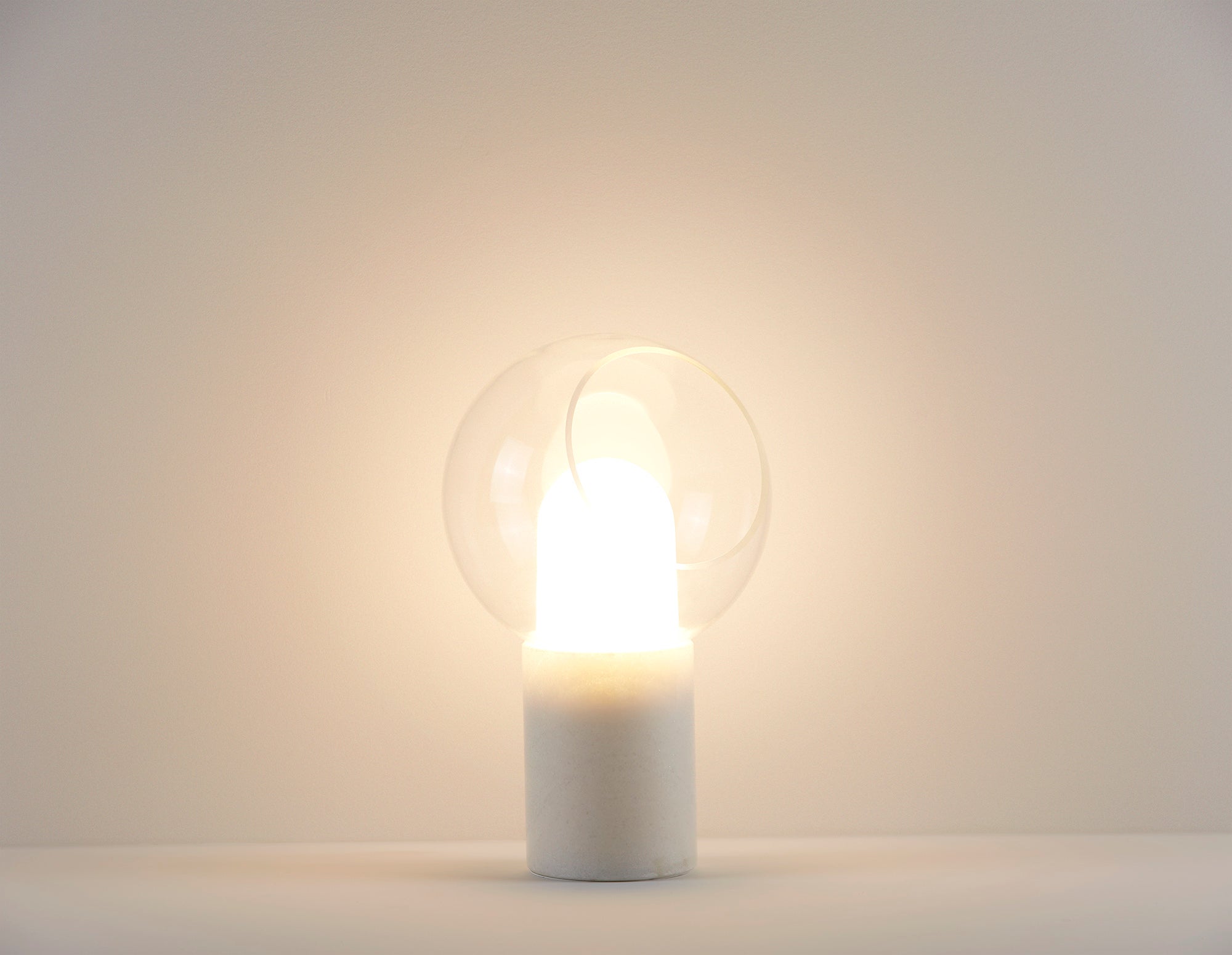 EVY lampe de table à del à base en marbre 41 cm haut. undefined