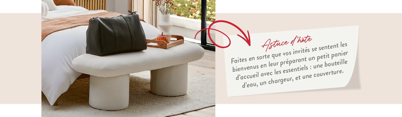 Astuce d'hôte - Faites en sorte que vos invités se sentent les bienvenus en leur préparant un petit panier d’accueil avec les essentiels : une bouteille d’eau, un chargeur, et une couverture.